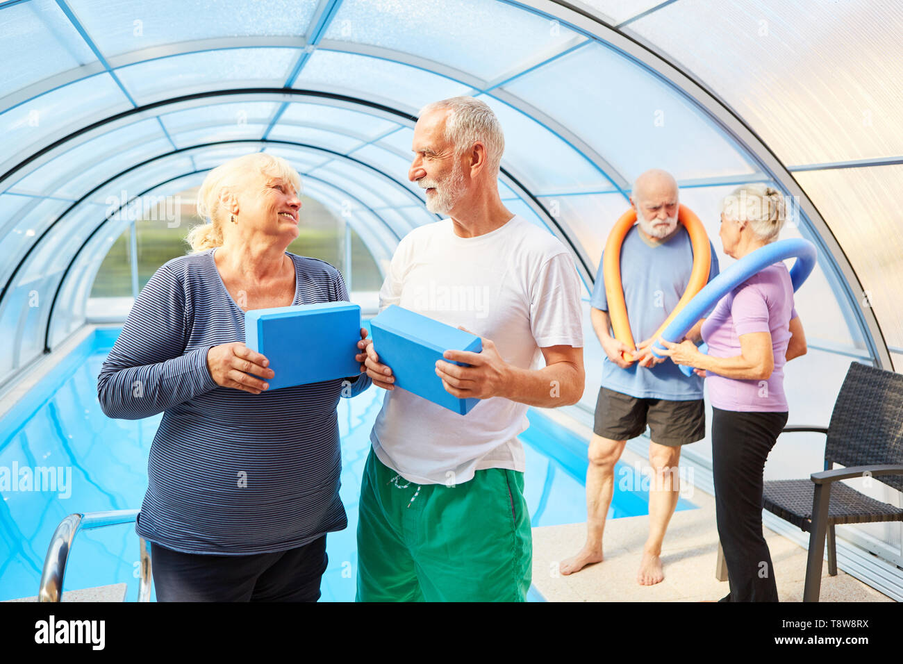Groupe de personnes âgées avec des nouilles de natation à la piscine avant le sport santé Banque D'Images