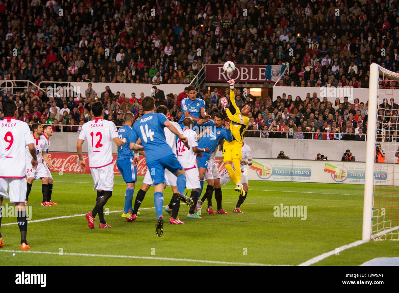 Beto, gardien de Séville F.C., fait une sauvegarde pendant le match de la Liga (BBVA) entre Séville et le Real Madrid C.F. au Ramon Sanchez Pizjuan Stadium le 26 mars 2014 à Séville, Espagne Banque D'Images