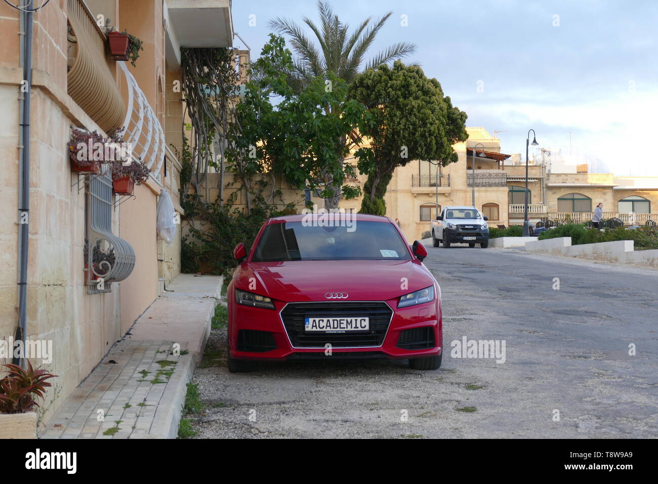 Une voiture avec une plaque d'inhabituelle qui est représenté sur l'île de Gozo à Malte. Photo par Adam Alexander Banque D'Images