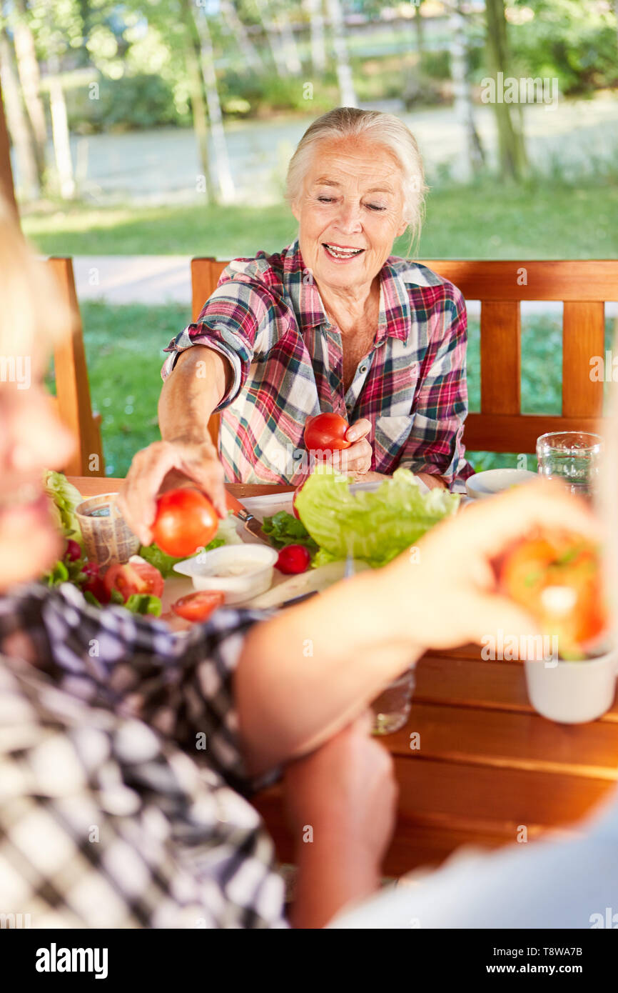 Les personnes âgées en bonne santé manger les tomates biologiques pour le brunch ou le petit déjeuner en vacances Banque D'Images