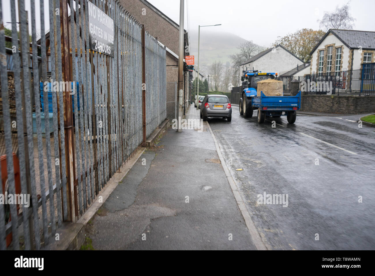 Le gallois, le Pays de Galles, rue avec le tracteur en ville rurale Banque D'Images