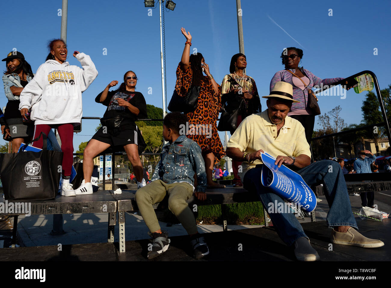 Vu les gens s'amuser pendant le festival. Les gens se rassemblent dans le cadre d'un festival pour célébrer le changement de route de rodéo Boulevard Obama, en l'honneur de l'ancien président américain Barack Obama à Los Angeles, Californie. Banque D'Images