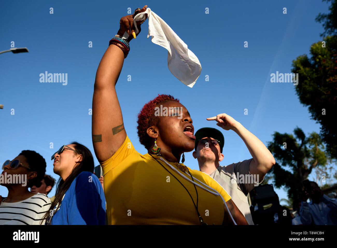 Une femme vu scandant des slogans guring le festival. Les gens se rassemblent dans le cadre d'un festival pour célébrer le changement de route de rodéo Boulevard Obama, en l'honneur de l'ancien président américain Barack Obama à Los Angeles, Californie. Banque D'Images