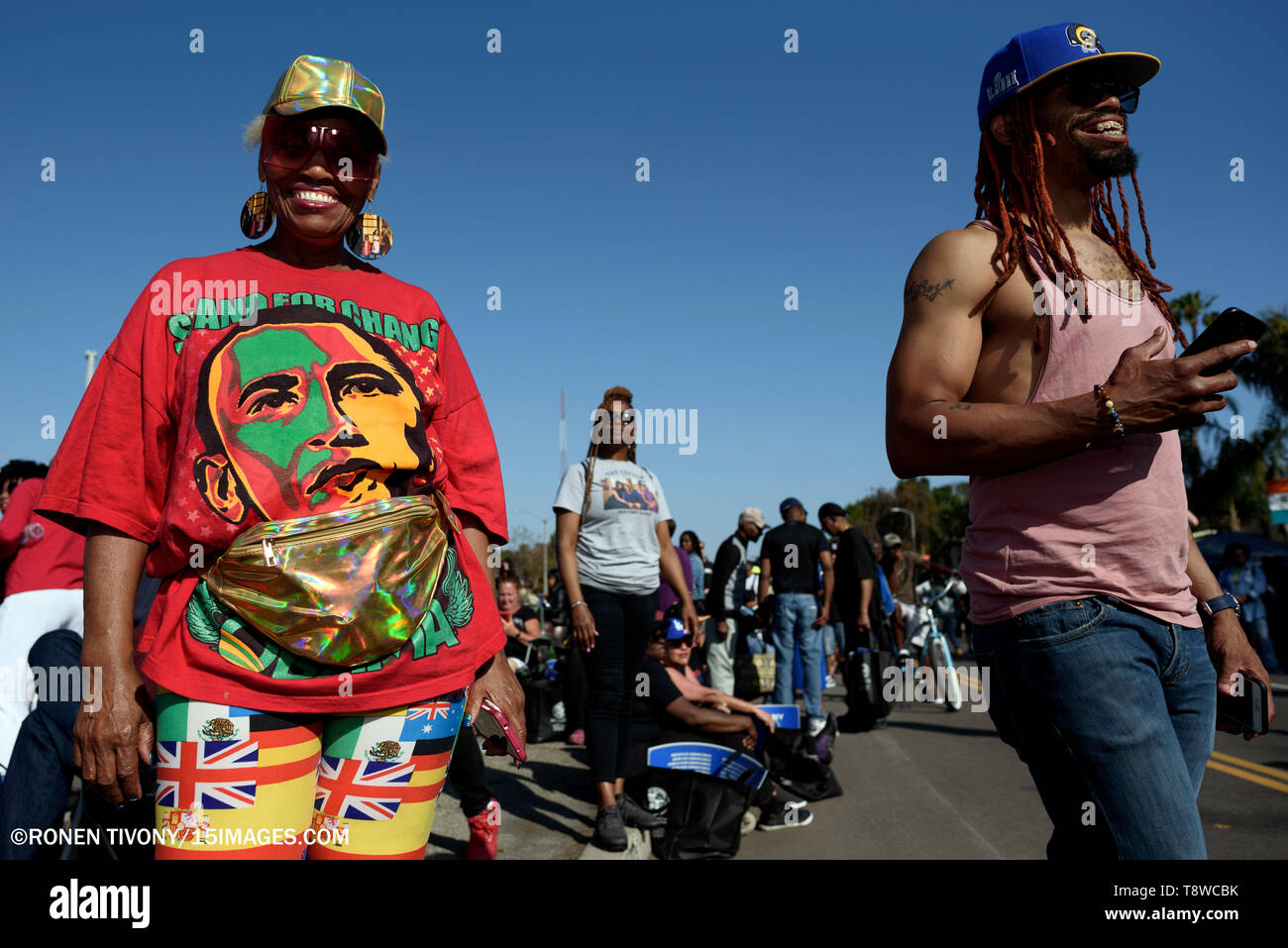 Une femme vu sourire pendant le festival. Les gens se rassemblent dans le cadre d'un festival pour célébrer le changement de route de rodéo Boulevard Obama, en l'honneur de l'ancien président américain Barack Obama à Los Angeles, Californie. Banque D'Images