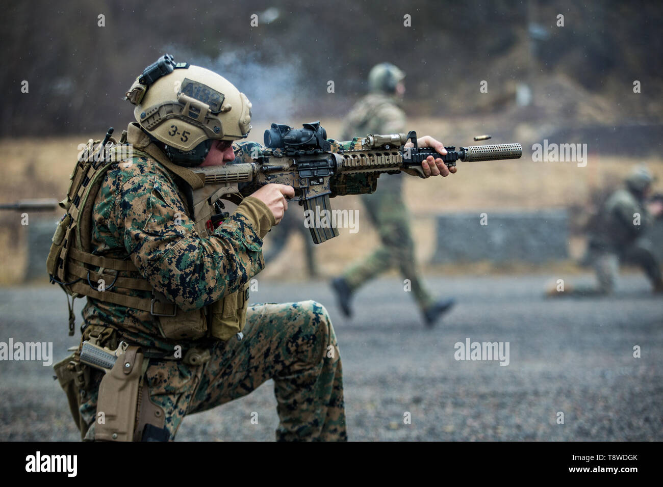 Un U.S. Marine avec le 1er Bataillon de Reconnaissance, 1 Division de marines de forêt downrange parmi une action immédiate au cours de l'effort de forage Ren Platinum à Fort Trondennes, Harstad, Norvège, le 13 mai 2019. Platine d'exercice Ren est une évolution de la formation de la coopération en matière de sécurité dans le théâtre qui a eu lieu avec la mission KJK pour soutenir les tâches essentielles dans des environnements d'exploitation et de renforcer les partenariats de la coalition. La principale technique de la marine a été exécuté "buddy rushing," un système où des Marines nommé le feu sur l'objectif, tandis que d'autres marines se précipiter dans la direction indiquée. (U.S. Marine Corps photo par le Sgt. Ta Banque D'Images