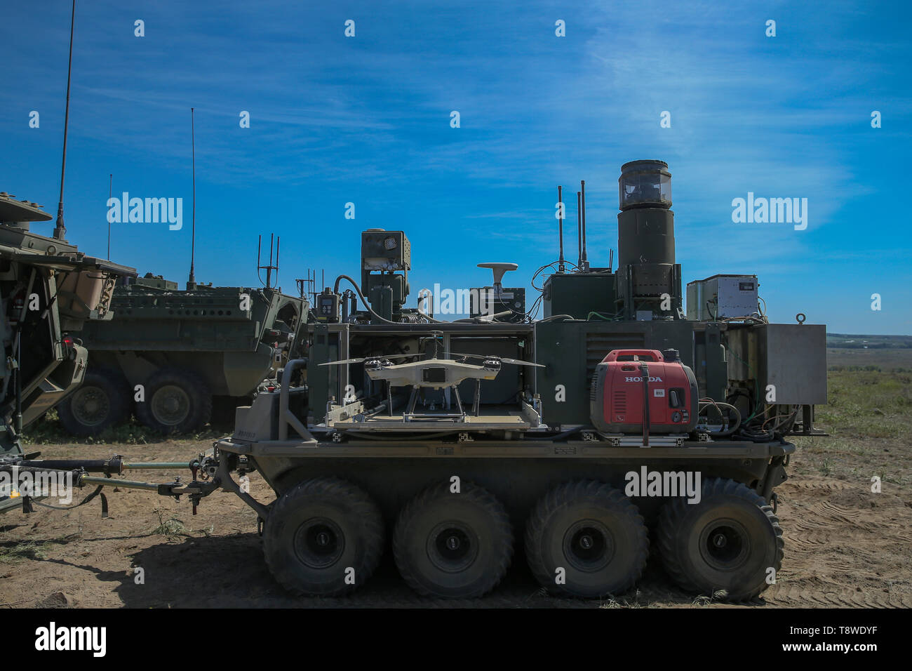 Un Multi-Utility Transport tactique s'équiper d'armes chimiques, biologiques, radiologiques et nucléaires et des capteurs chimiques d'un drone de reconnaissance est mis en scène au cours de l'infraction complexe robotique Concept (RCBC) Le Centre de formation de la Yakima de Yakima, Washington, 26 avril 2019. RCBC permet à l'armée d'utiliser des systèmes autonomes qui fournissent une plus grande sensibilisation sur la modernisation de l'équipement. (U.S. Marine Corps photo par Lance Cpl. Nathaniel Q. Hamilton) Banque D'Images