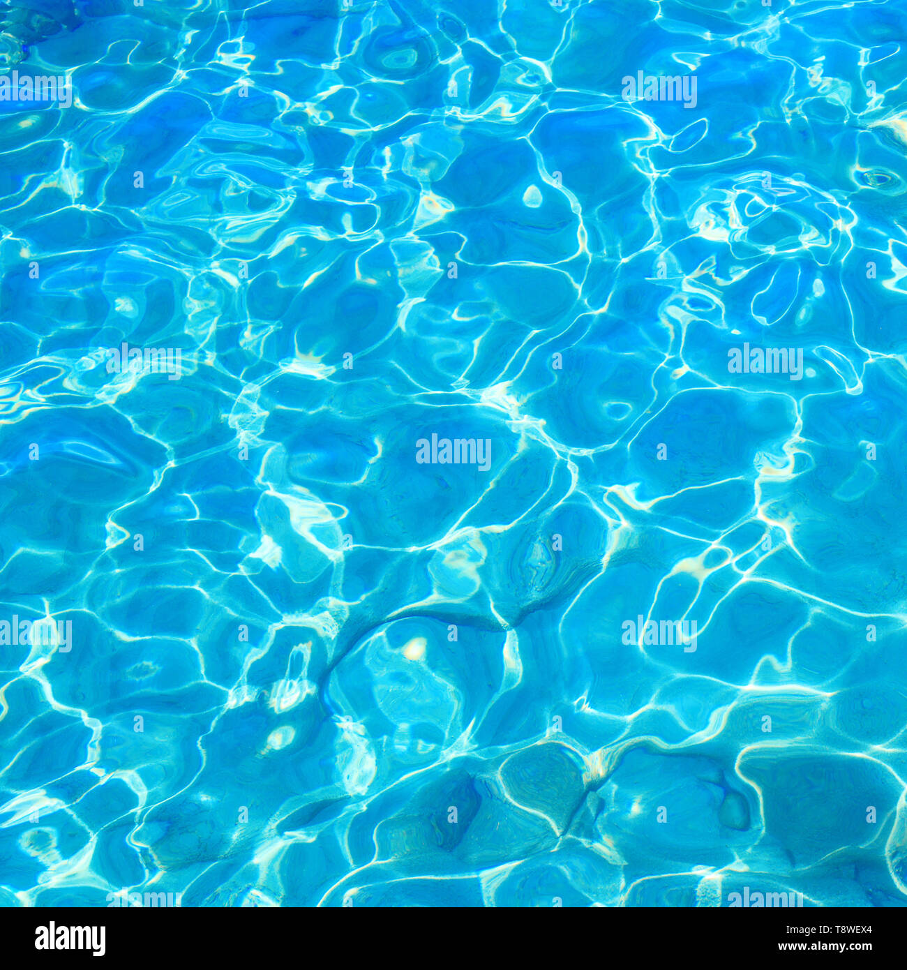 L'eau bleu clair avec surface ridée et le fond de sable. Banque D'Images