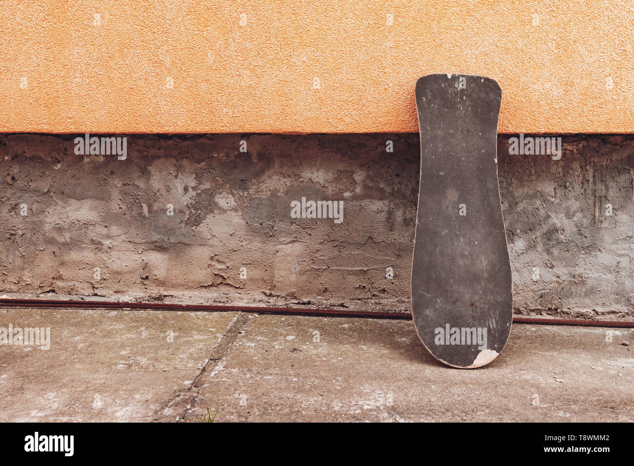 L'équipement de sport skateboard usé vieux with copy space Banque D'Images