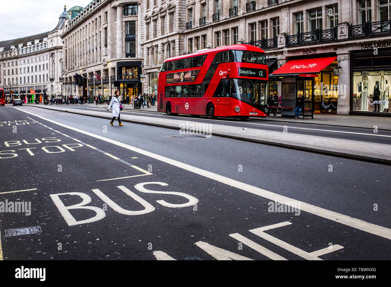 Bus à impériale rouge dans Oxford Street, Londres Banque D'Images