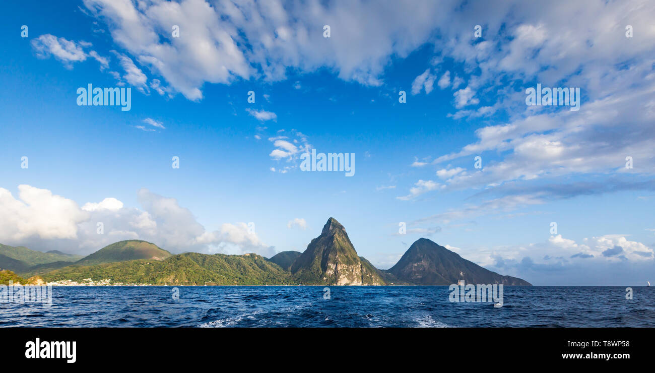 Les magnifiques Pitons sur l'île de Sainte-Lucie dans les Caraïbes Banque D'Images