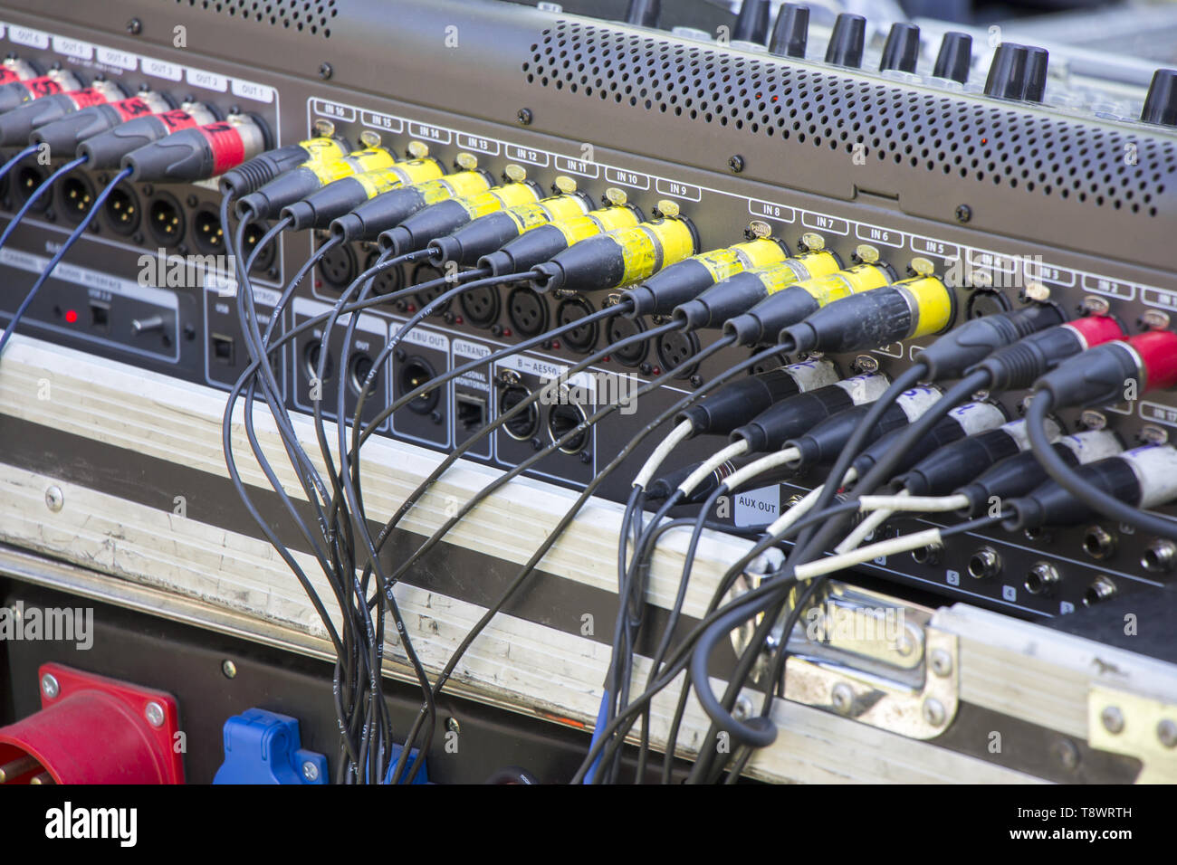 De nombreux câbles inclus dans le mélangeur audio Banque D'Images