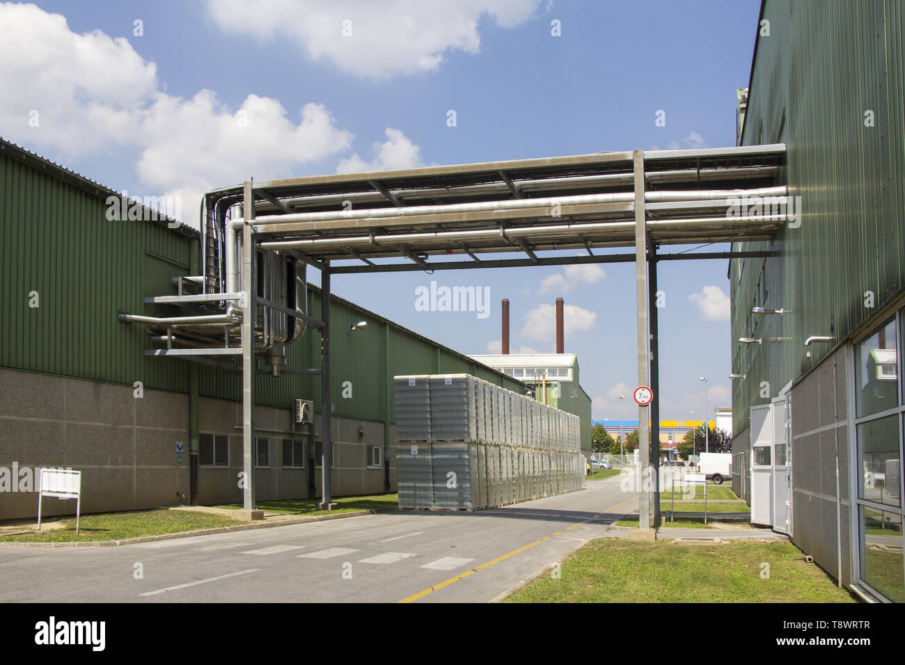 Tubes en métal pour système de ventilation mécanique sur une installation industrielle Banque D'Images