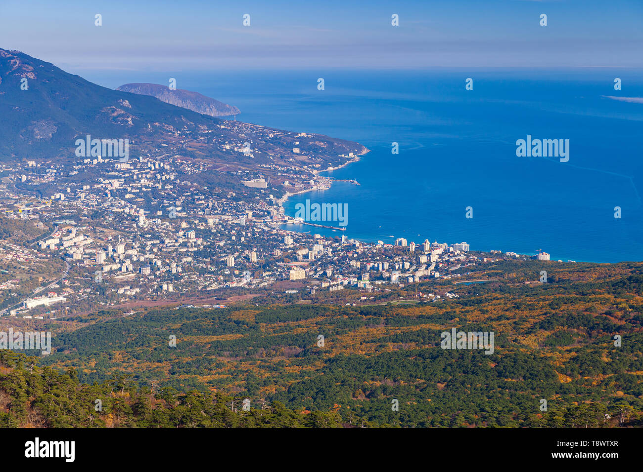 Paysage de montagne avec vue sur la ville de Yalta à jour ensoleillé. Les photos prises le pic dans l'Ai-Petri Crimée) Banque D'Images