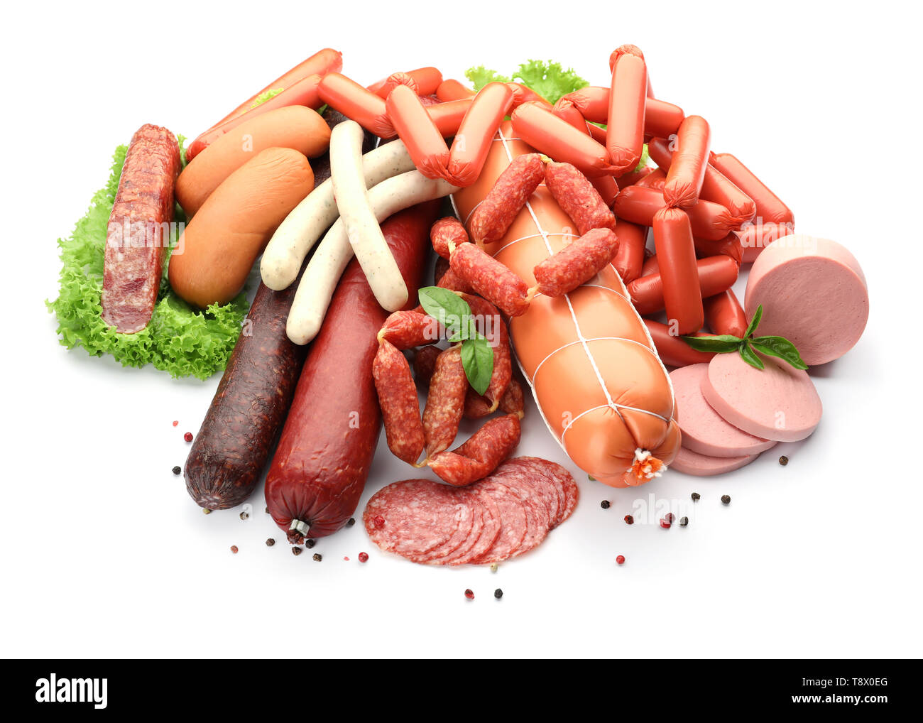 Différents types de saucisses sur fond blanc Banque D'Images