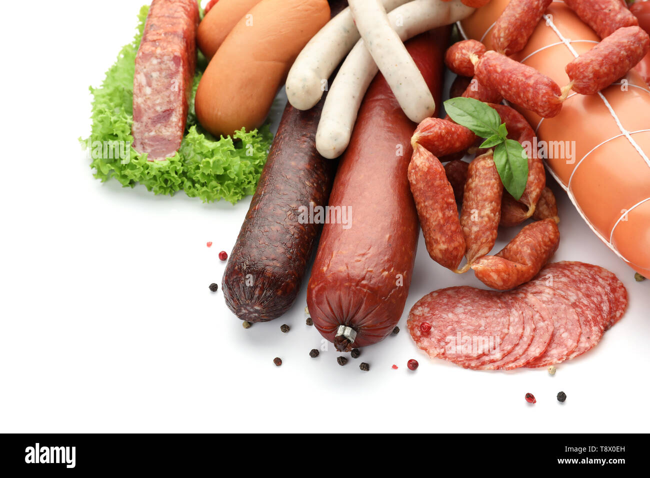 Différents types de saucisses sur fond blanc Banque D'Images