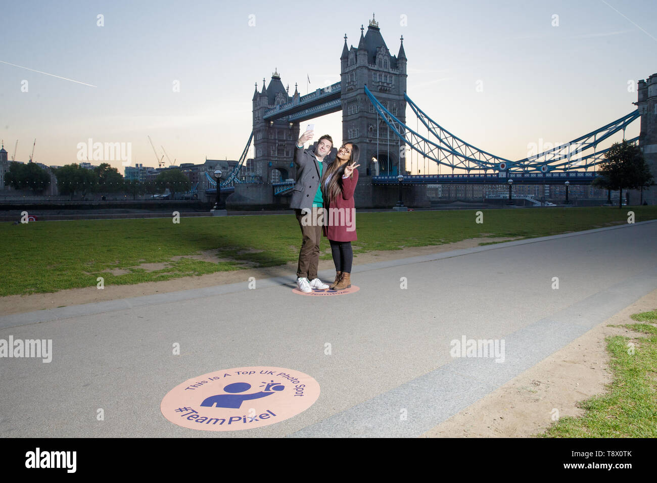 Les touristes ont leur photo prise à Tower Bridge à Londres, que Google a dessiné exactement où vous enclenchez les toiles photographiques pour célébrer le lancement de pixel 3a. Banque D'Images
