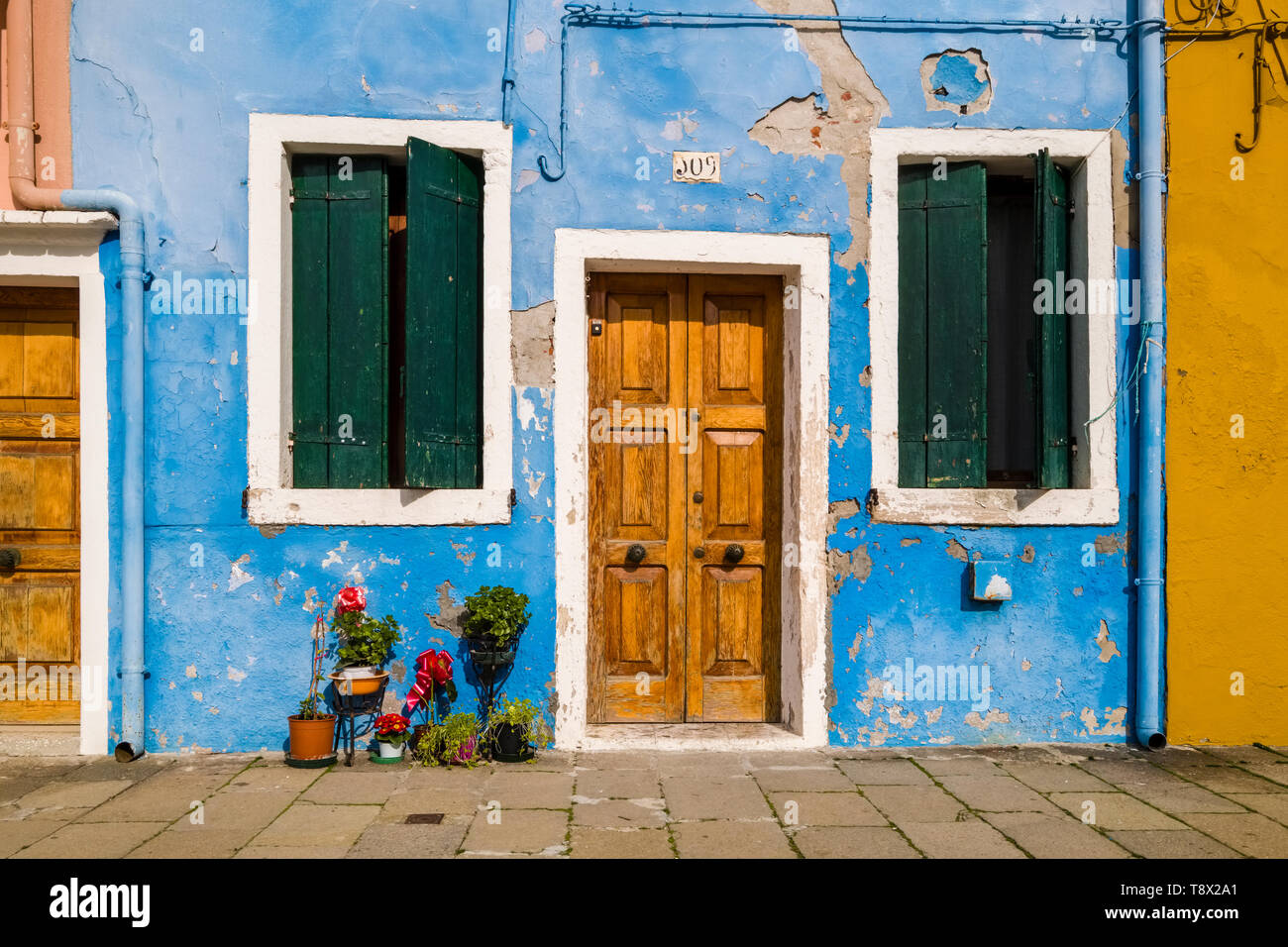Façade d'une maison peinte de couleurs vives sur l'île Burano Banque D'Images
