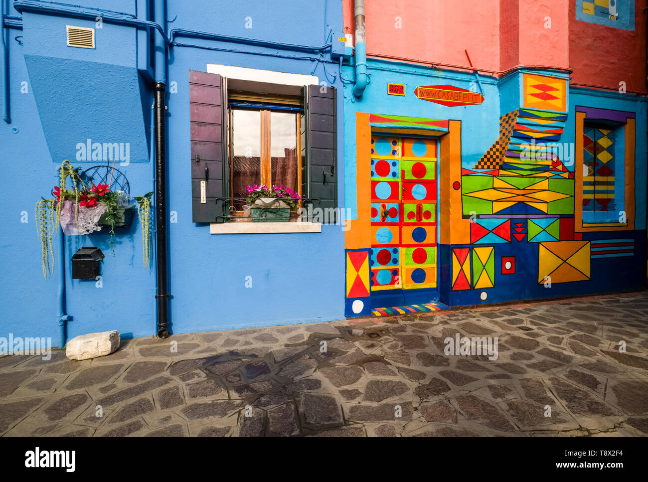 Façades de maisons peintes de couleurs vives un sur l'île Burano Banque D'Images