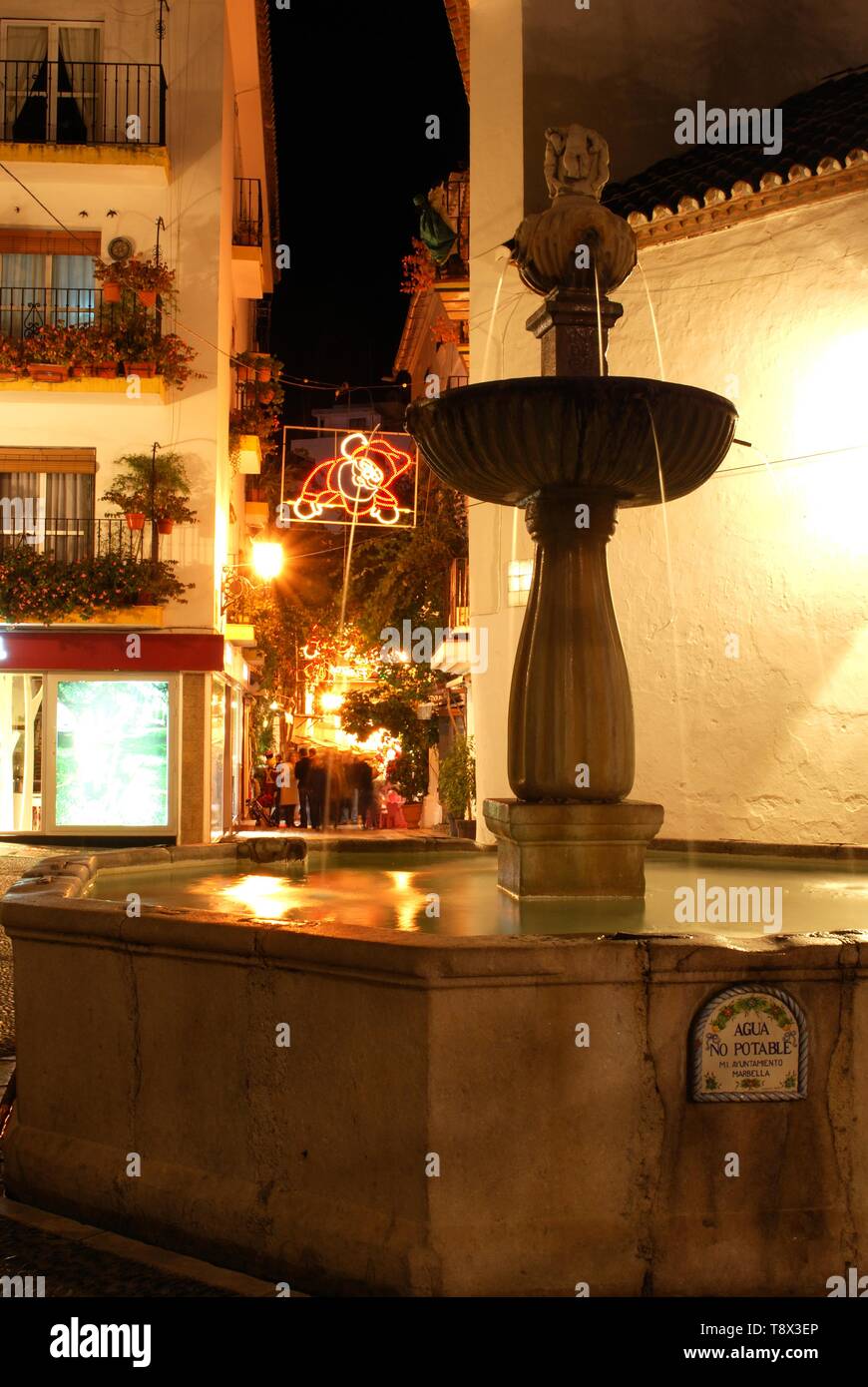 Fontaine en pierre et des décorations de Noël dans une ville la nuit, Marbella, Costa del Sol, la province de Malaga, Andalousie, espagne. Banque D'Images