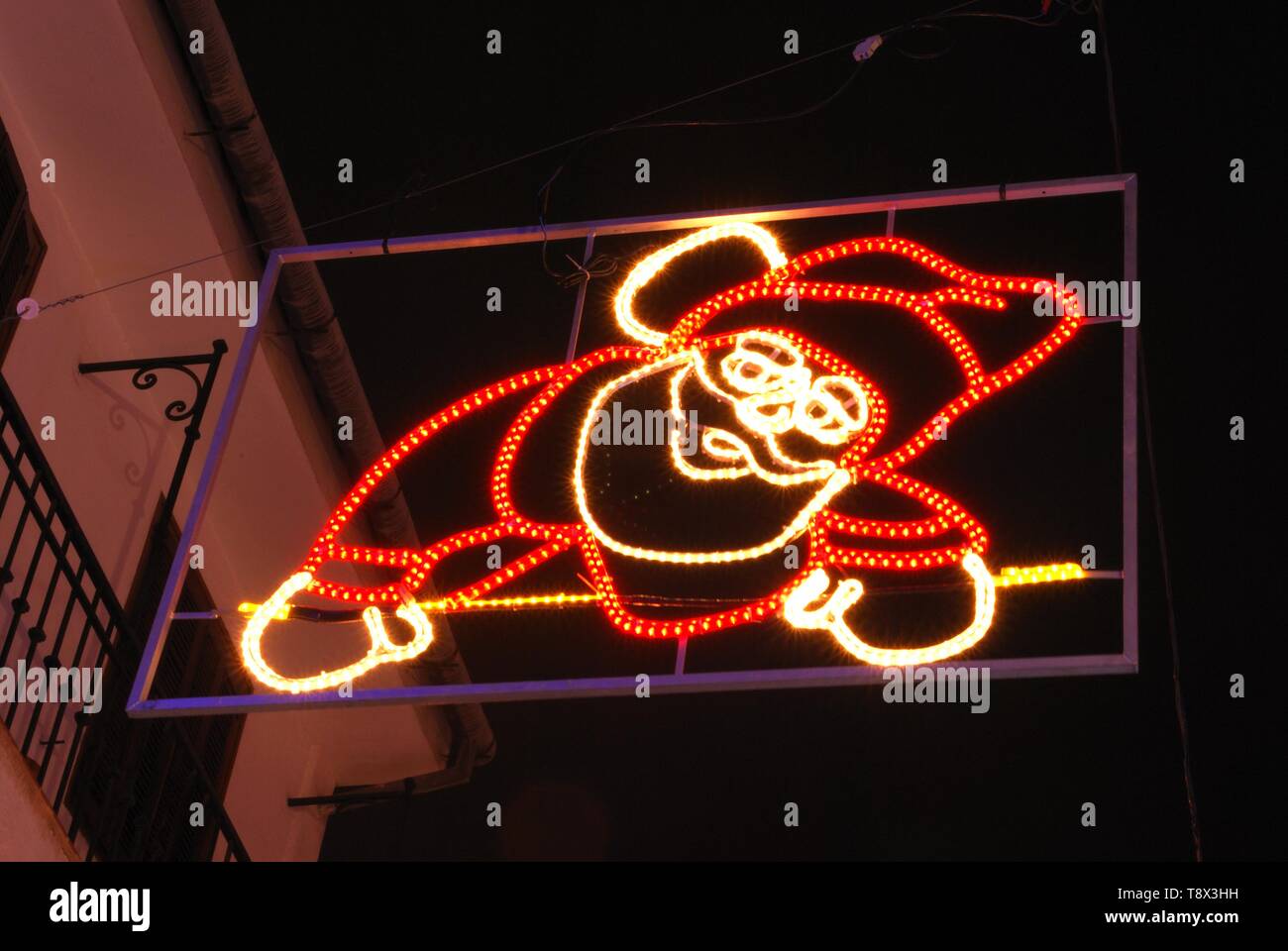 Le Père Noël Décoration rue suspendue à la nuit, Marbella, Costa del Sol, la province de Malaga, Andalousie, Espagne, Europe. Banque D'Images