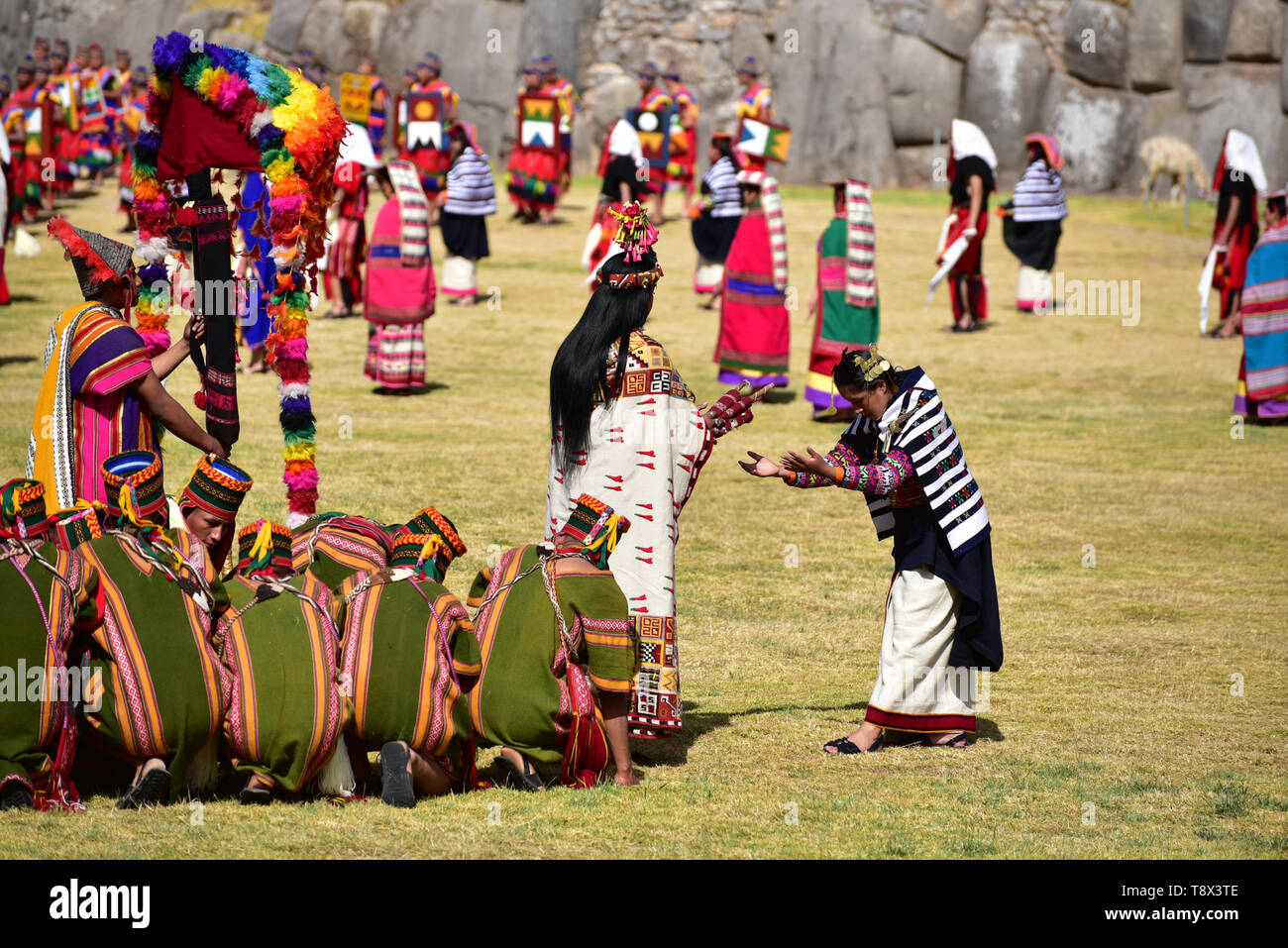 CUSCO, PÉROU- 15. Juni 2017. Rendement au cours de la célébration de l'Inti Raymi Festival dans le Sachasayhuaman ruines. Banque D'Images