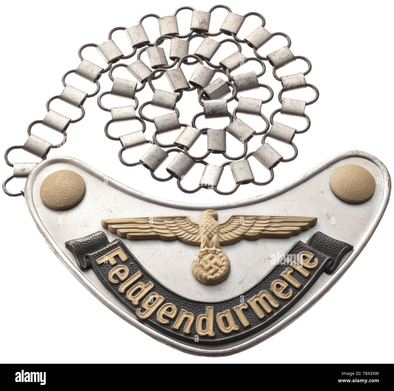 'Un gorgerin le Feldgendarmerie' de la Wehrmacht en fer laqué Silver Shield avec bandeau gris sur 'le Feldgendarmerie', l'inscription, les eagle et boutons dans les coins en évidence en peinture luminescente. La chemise de lin. Arrêter avec fermoir en-frappé du logo du fabricant 'M', la chaîne de fer. Non, avec les marques de stockage historique., historiques, 20e siècle, Editorial-Use-seulement Banque D'Images