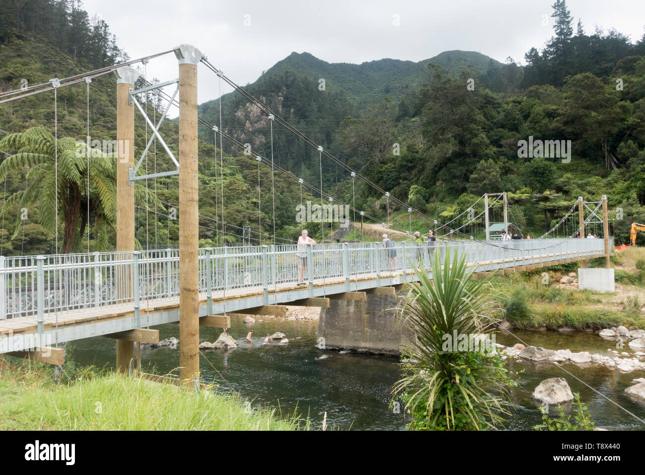 Une piste de randonnée à pied ou à vélo sur l'ancienne ligne de chemin de fer dans la Gorge de Karangahake, partie de l'Hauraki Rail Trail Banque D'Images