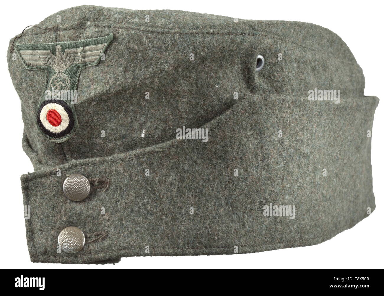 Une garnison cap M 42 chiffchen «' des hommes enrôlés/sous-officiers de l'Army Depot morceau de laine gris-champ, champ-gris fines de zinc peint rivets de ventilation, champ-capuchon gris gris-acier, boutons imitation de soie Couture (un peu lâche dans un domaine) avec bouilloire ('Peter Küpper Wuppertal ML 42') et la taille ('57') des emboutis, BeVo weave aigle sur un champ gris-sol. Les signes de l'âge minimal et l'utilisation., historique, historique, les armées de l'armée, les forces armées, militaire, militaria, objet, objets, alambics, clipping, coupures, cut out, cut-out, cut-outs, 20e siècle, Editorial-Use-seulement Banque D'Images