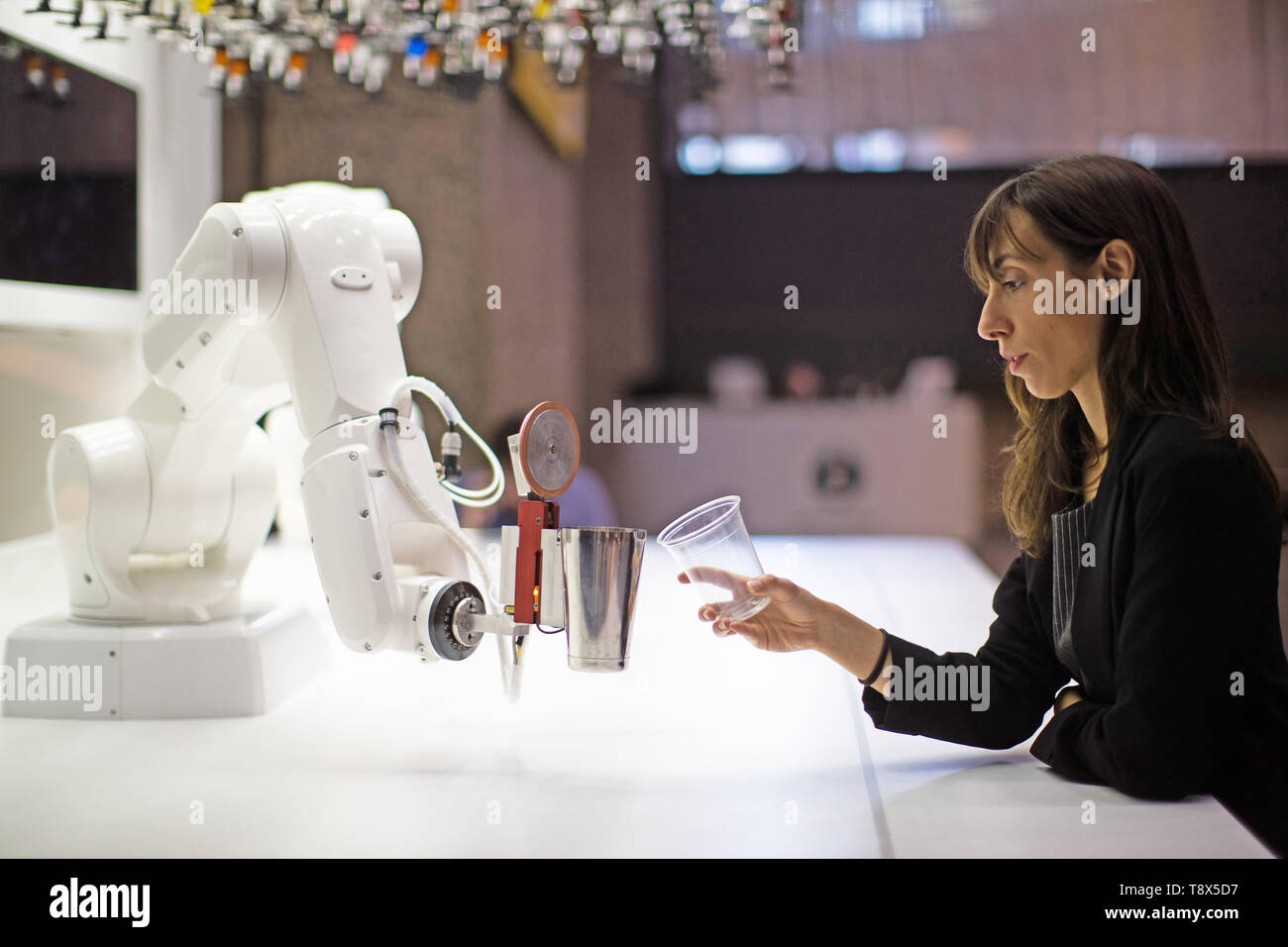 Une femme interagit avec un barman robotique appelé 'Makr Shakr" lors d'une conférence de presse aperçu pour la 'AI : plus que les droits de l' exposition au Barbican Centre à Londres. La nouvelle grande exposition explore la relation entre l'homme et l'intelligence artificielle. Banque D'Images