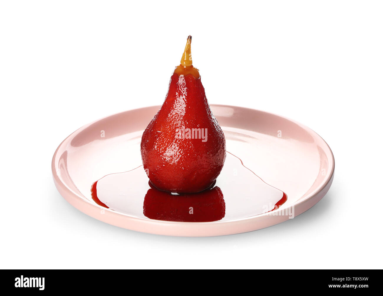 Plaque avec de délicieux poire pochée au vin rouge sur fond blanc Banque D'Images