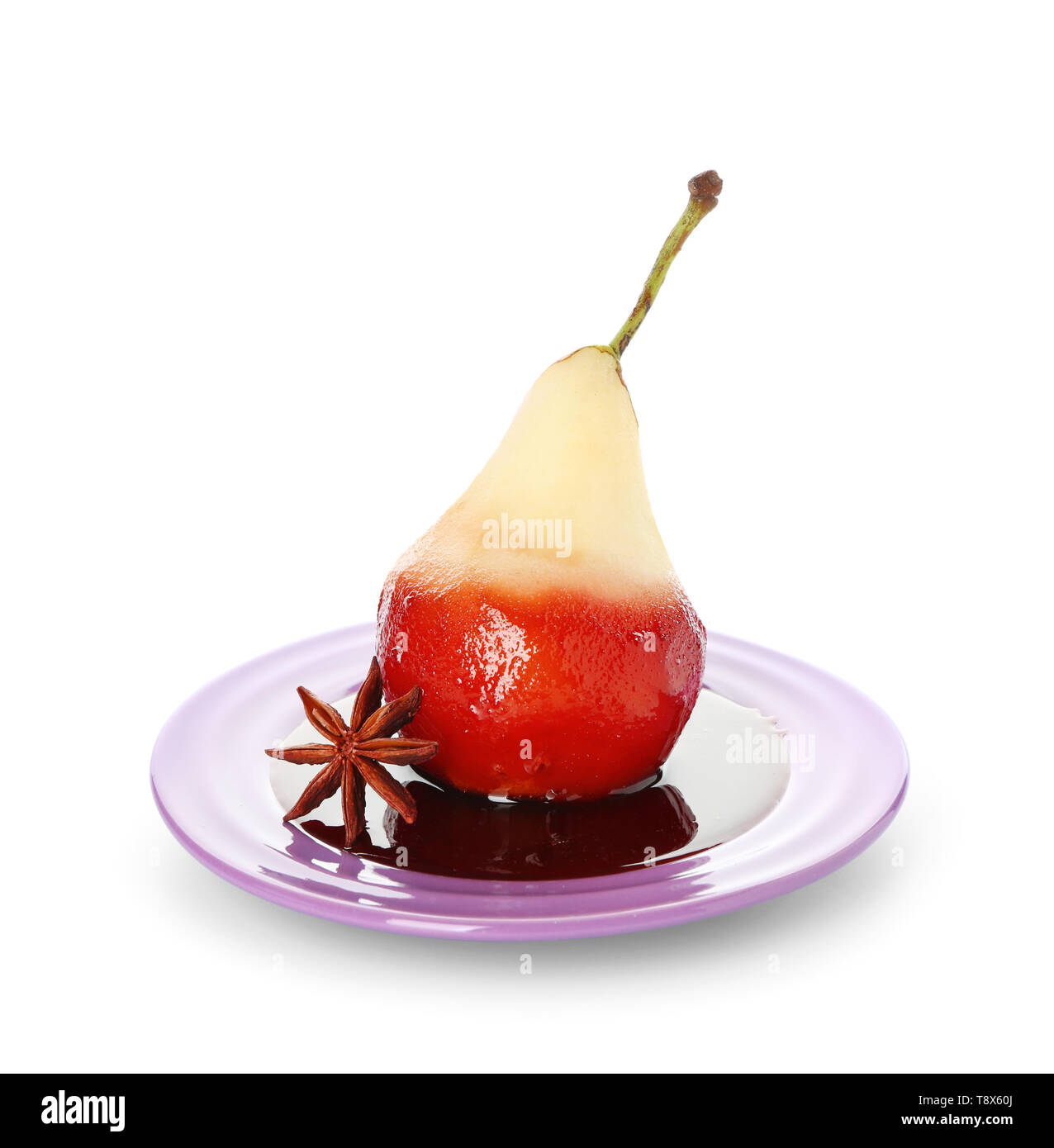 Plaque avec de délicieux poire pochée au vin rouge sur fond blanc Banque D'Images