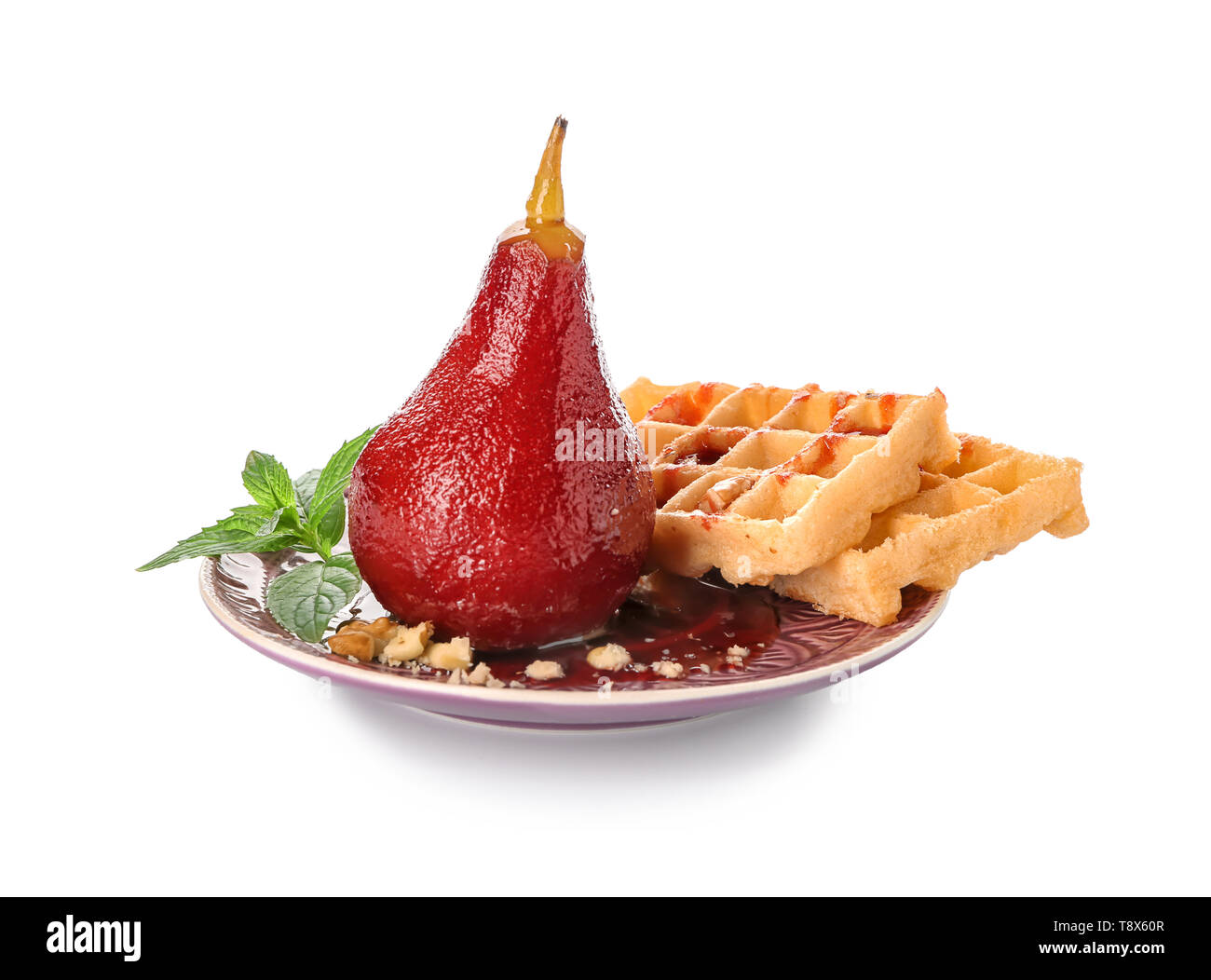 Plaque avec de délicieux poire pochée au vin rouge et gaufres sur fond blanc Banque D'Images