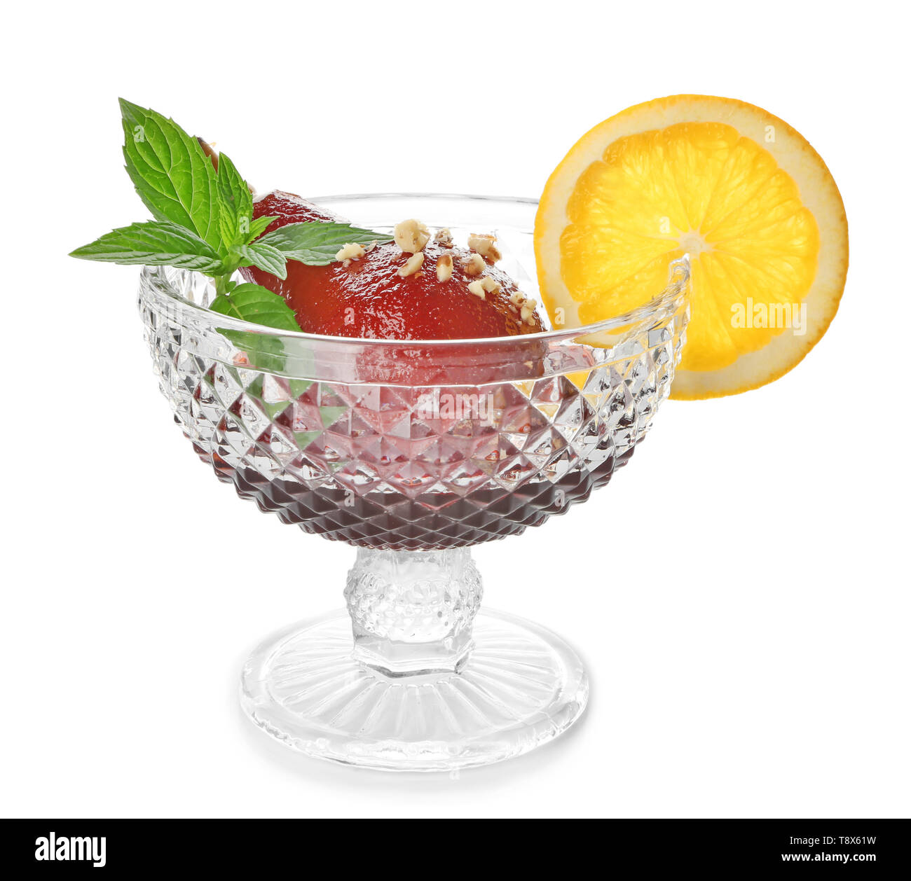 Bol en verre avec de délicieux poire pochée au vin rouge sur fond blanc Banque D'Images