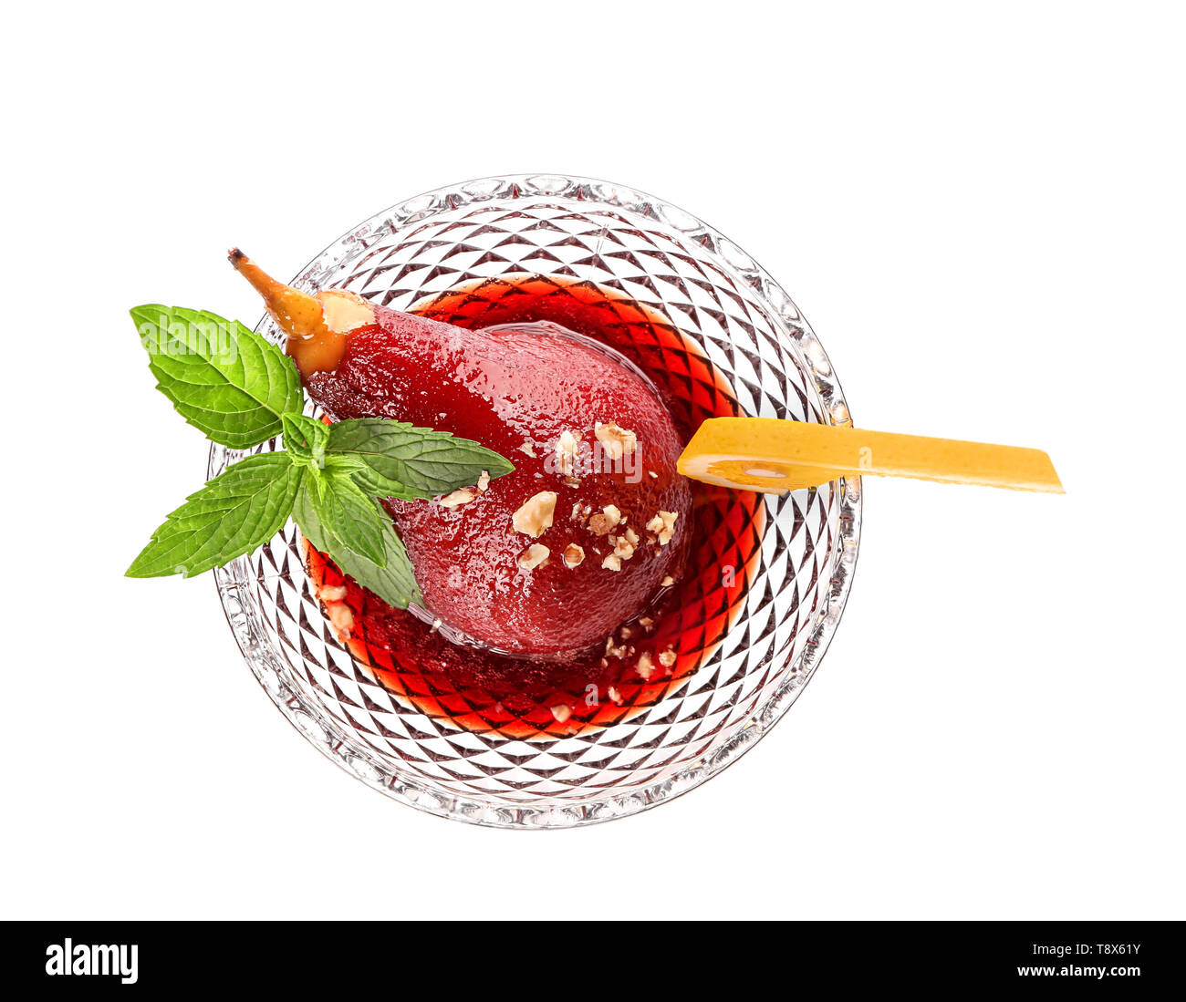 Bol en verre avec de délicieux poire pochée au vin rouge sur fond blanc Banque D'Images