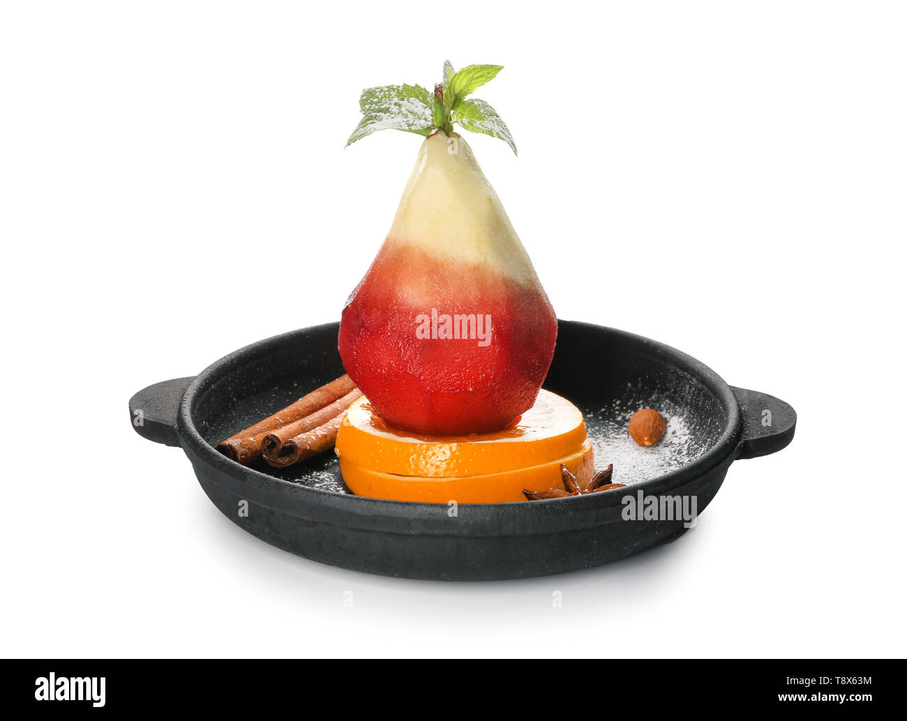 Poêle avec de délicieux poire pochée au vin rouge sur fond blanc Banque D'Images