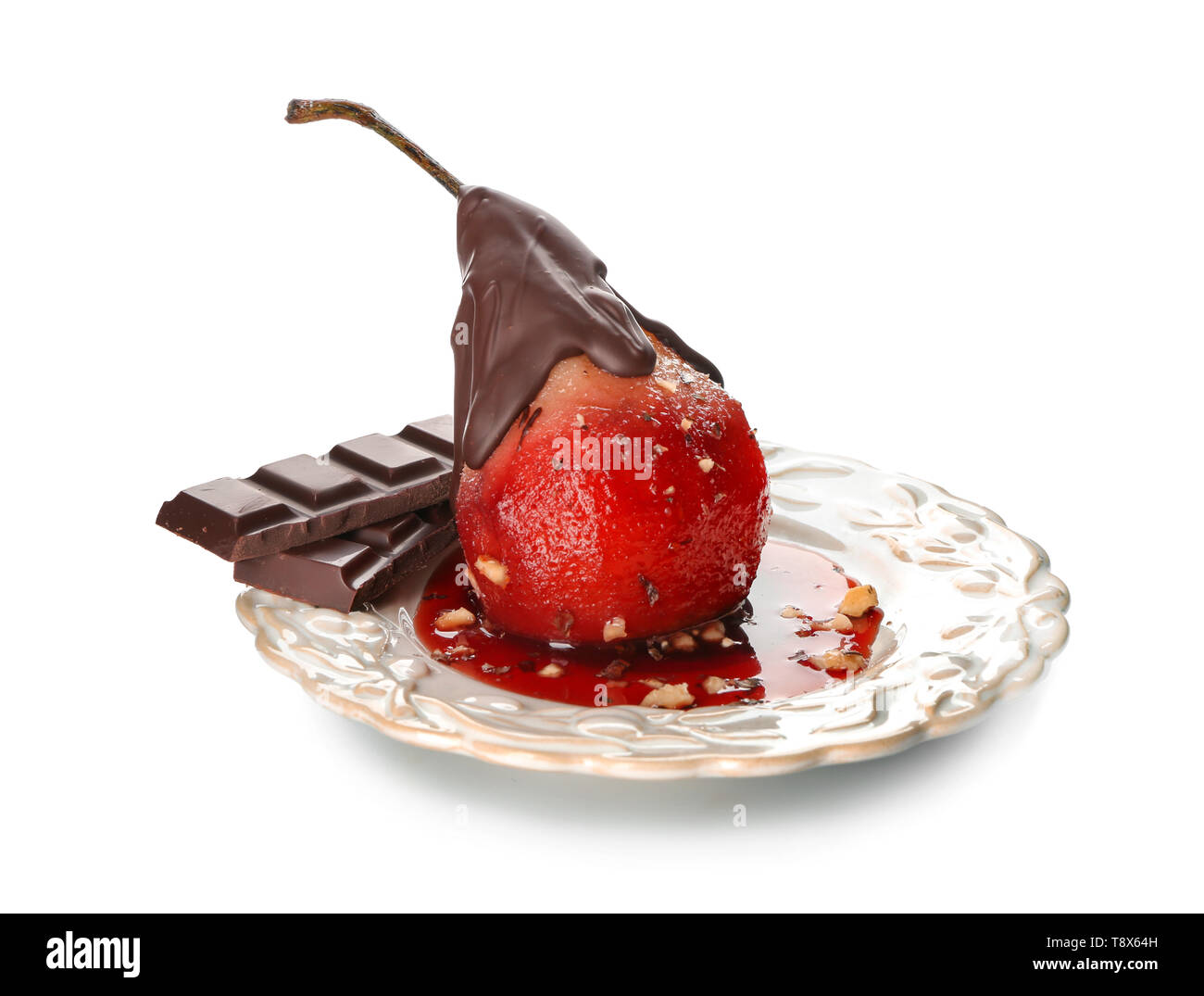 Délicieux poire pochée au vin rouge avec une sauce au chocolat sur la plaque, isolated on white Banque D'Images