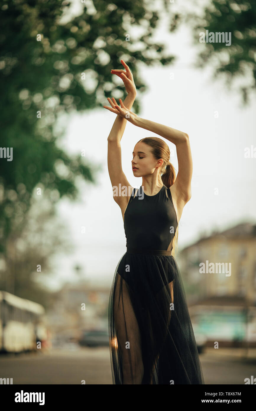Ballerine danse dans une robe transparente noire sur fond de rue de la ville.  Libre Photo Stock - Alamy