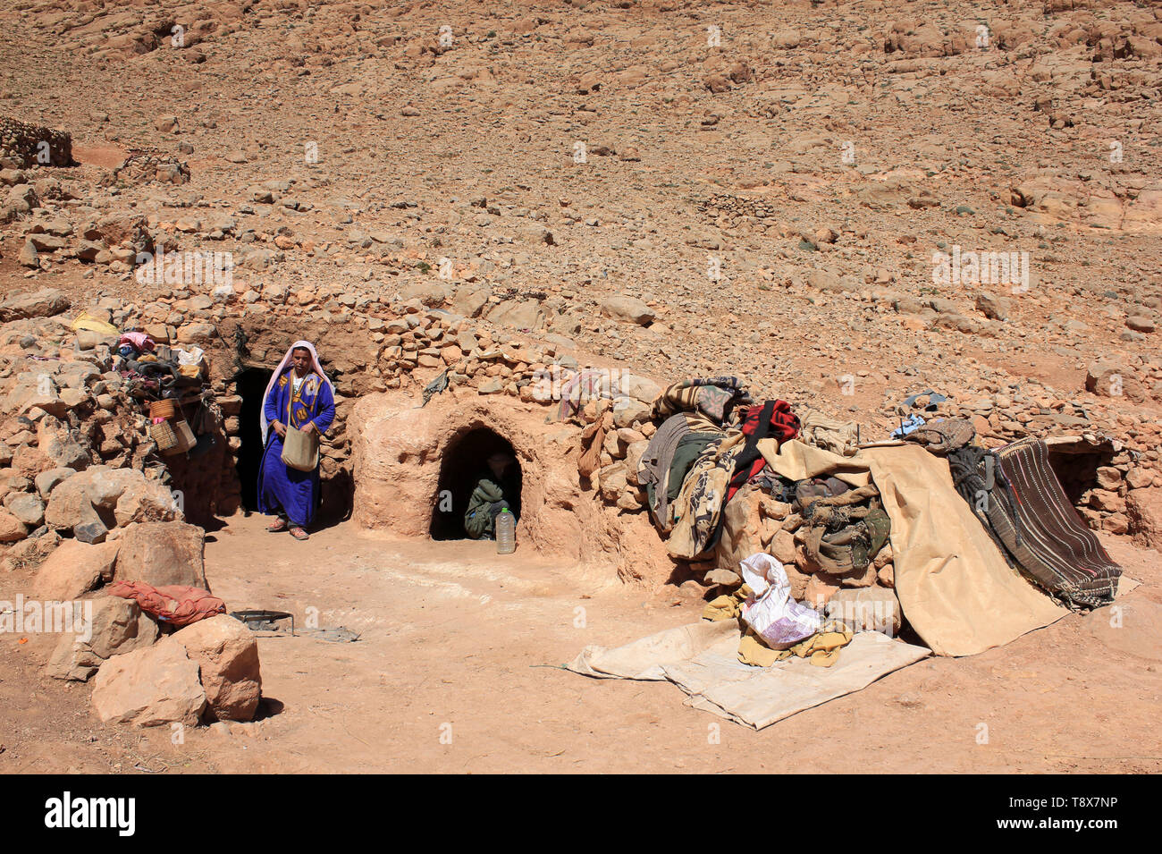 / Bédouins berbères nomades près de grottes, Gorges de Todra Tinghir, Maroc Banque D'Images