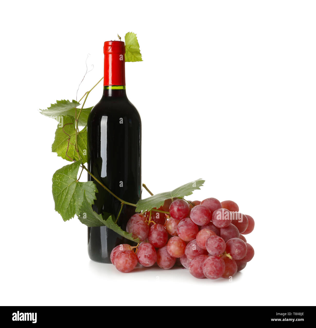 Bouteille de vin rouge avec des raisins sur fond blanc Banque D'Images