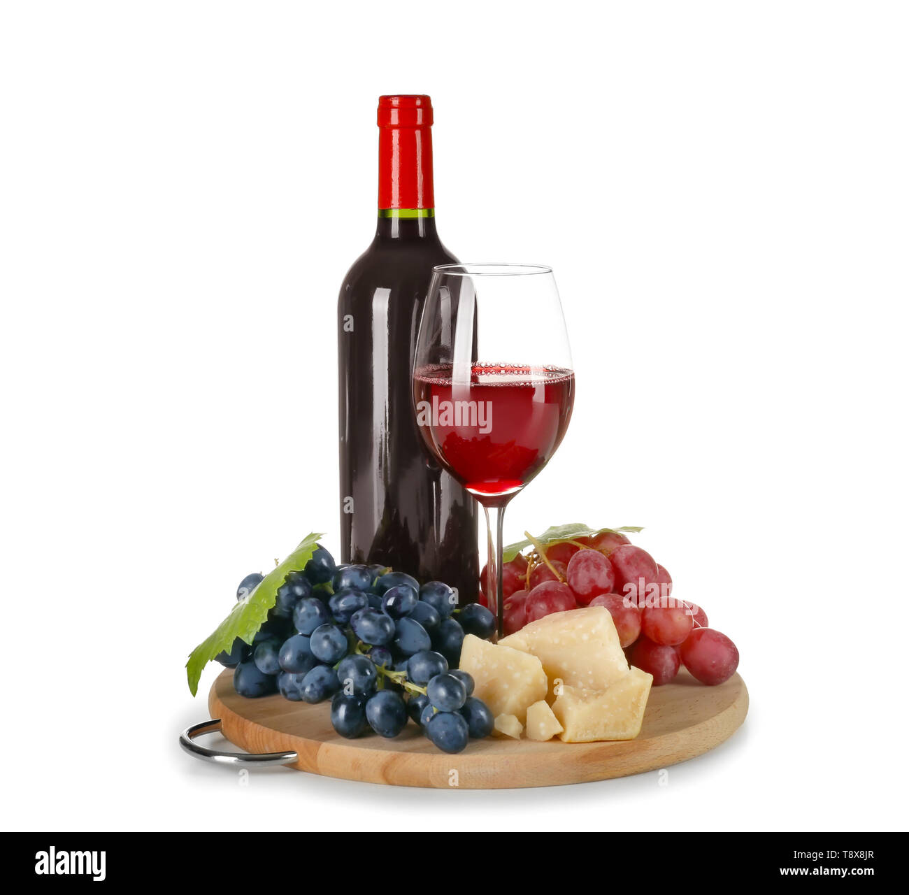 Vin rouge, fromage et raisins mûrs sur fond blanc Banque D'Images