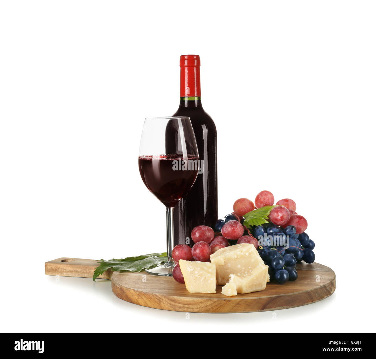 Vin rouge, fromage et raisins mûrs sur fond blanc Banque D'Images