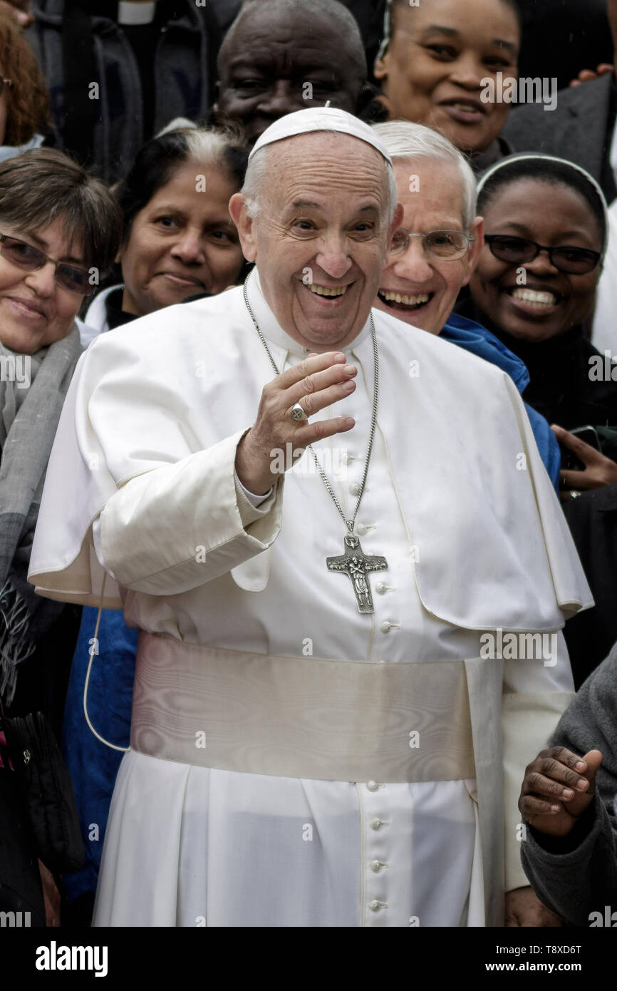 Cité du Vatican, Vatican. 15 mai, 2019. Pape Francis sourit au cours de l'audience générale hebdomadaire sur la Place Saint Pierre. Credit : Giuseppe Ciccia/Alamy Live News Banque D'Images Cité du Vatican, Vatican. 15 mai, 2019. Pape Francis sourit au cours de l'audience générale hebdomadaire sur la Place Saint Pierre. Credit : Giuseppe Ciccia/Alamy Live News Banque D'Images
