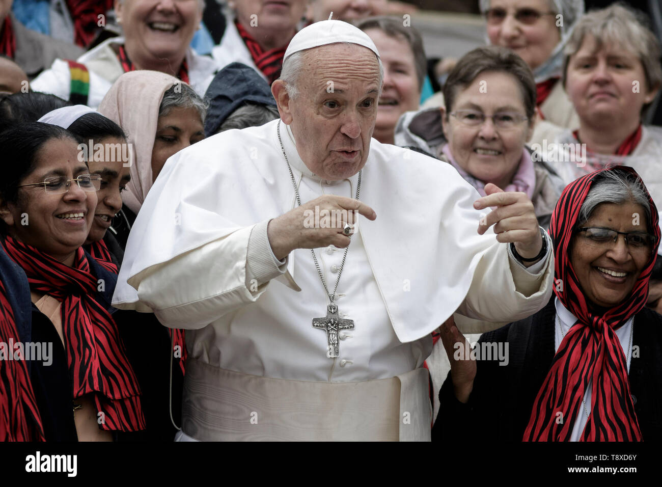 Cité du Vatican, Vatican. 15 mai, 2019. Le pape François réagit comme il pose pour une photo à la fin de l'audience générale hebdomadaire sur la Place Saint Pierre. Credit : Giuseppe Ciccia/Alamy Live News Banque D'Images Cité du Vatican, Vatican. 15 mai, 2019. Le pape François réagit comme il pose pour une photo à la fin de l'audience générale hebdomadaire sur la Place Saint Pierre. Credit : Giuseppe Ciccia/Alamy Live News Banque D'Images