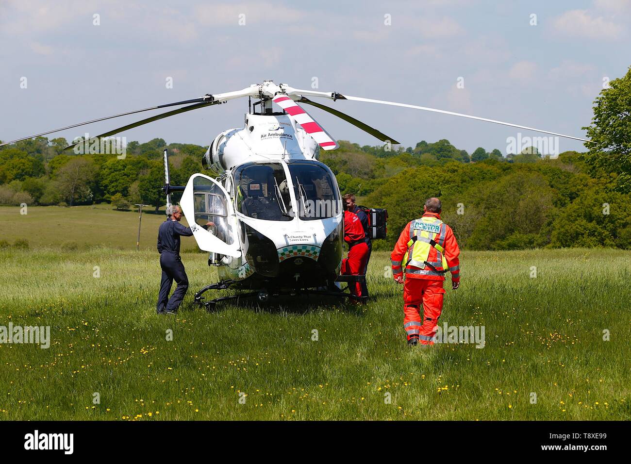 Ashford, Kent, UK. 15 mai, 2019. Un Kent Surrey Sussex air ambulance a été envoyée à un incident dans le centre-ville. Le personnel médical sur les lieux. L'urgence a eu lieu à l'ancienne brasserie laitiers, à côté de la rue high street dans le centre-ville. Un médecin s'approche d'un hélicoptère MD902 Explorer pendant qu'ils se préparent à décoller. Crédit : Paul Lawrenson, 2019 Crédit photo : Paul Lawrenson/Alamy Live News Banque D'Images