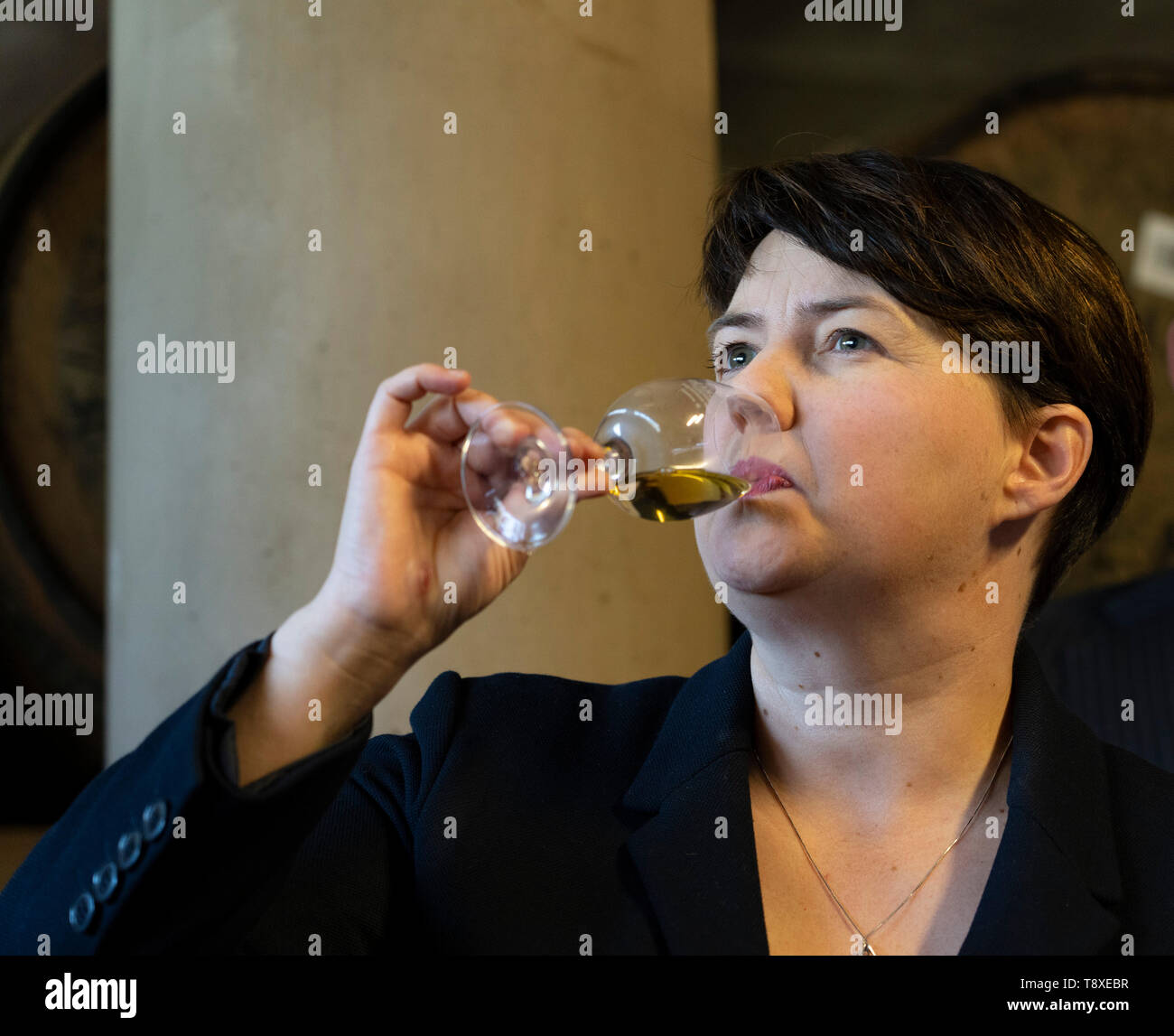 Doune, Ecosse, Royaume-Uni. 15 mai 2019. Le chef conservateur écossais Ruth Davidson visites distillerie Deanston MSP Doune dans sur une élection européenne visite. Au cours de la visite, elle a goûté des drêches de whiskies. Banque D'Images