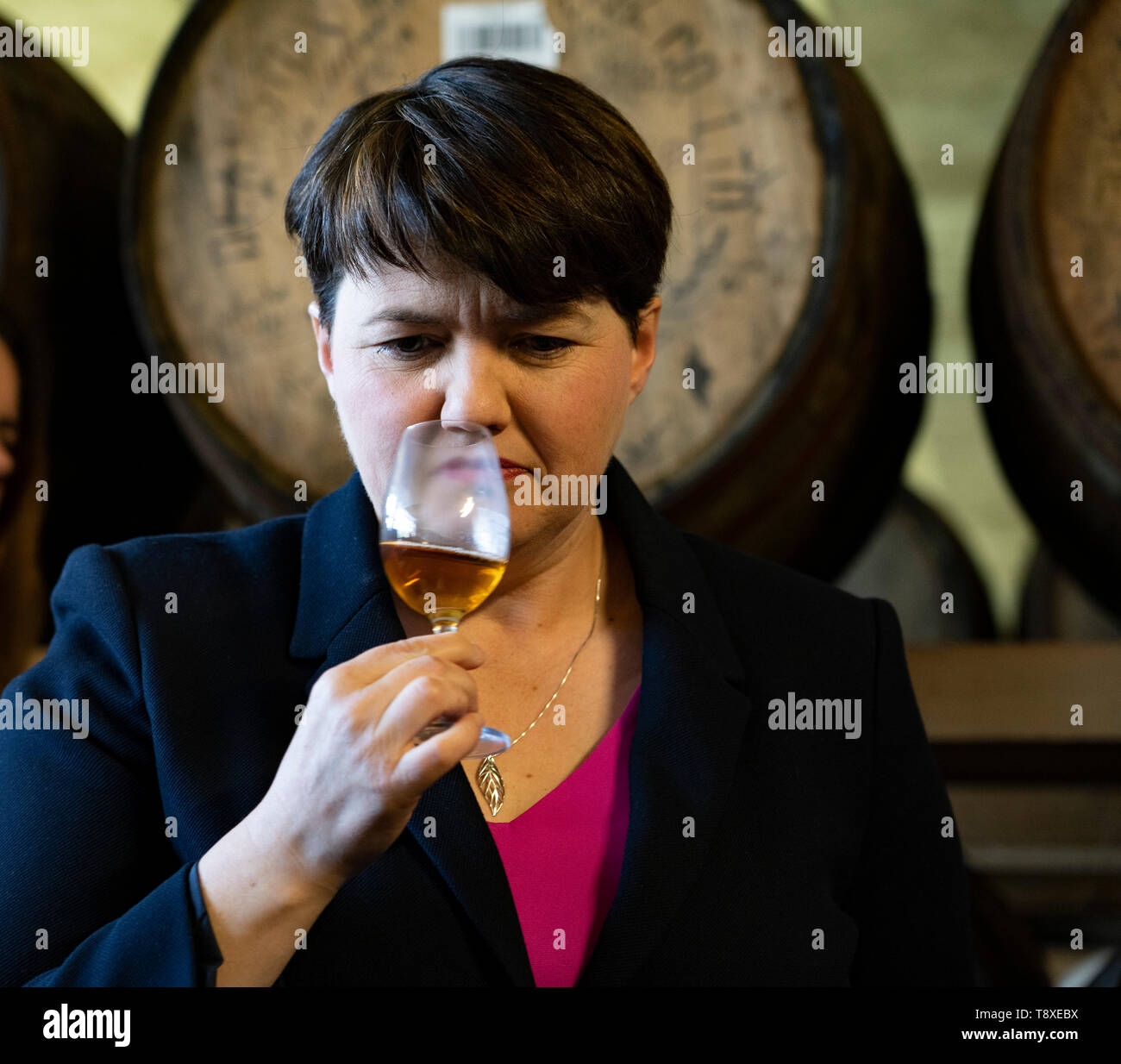 Doune, Ecosse, Royaume-Uni. 15 mai 2019. Le chef conservateur écossais Ruth Davidson visites distillerie Deanston MSP Doune dans sur une élection européenne visite. Au cours de la visite, elle a goûté des drêches de whiskies. Banque D'Images