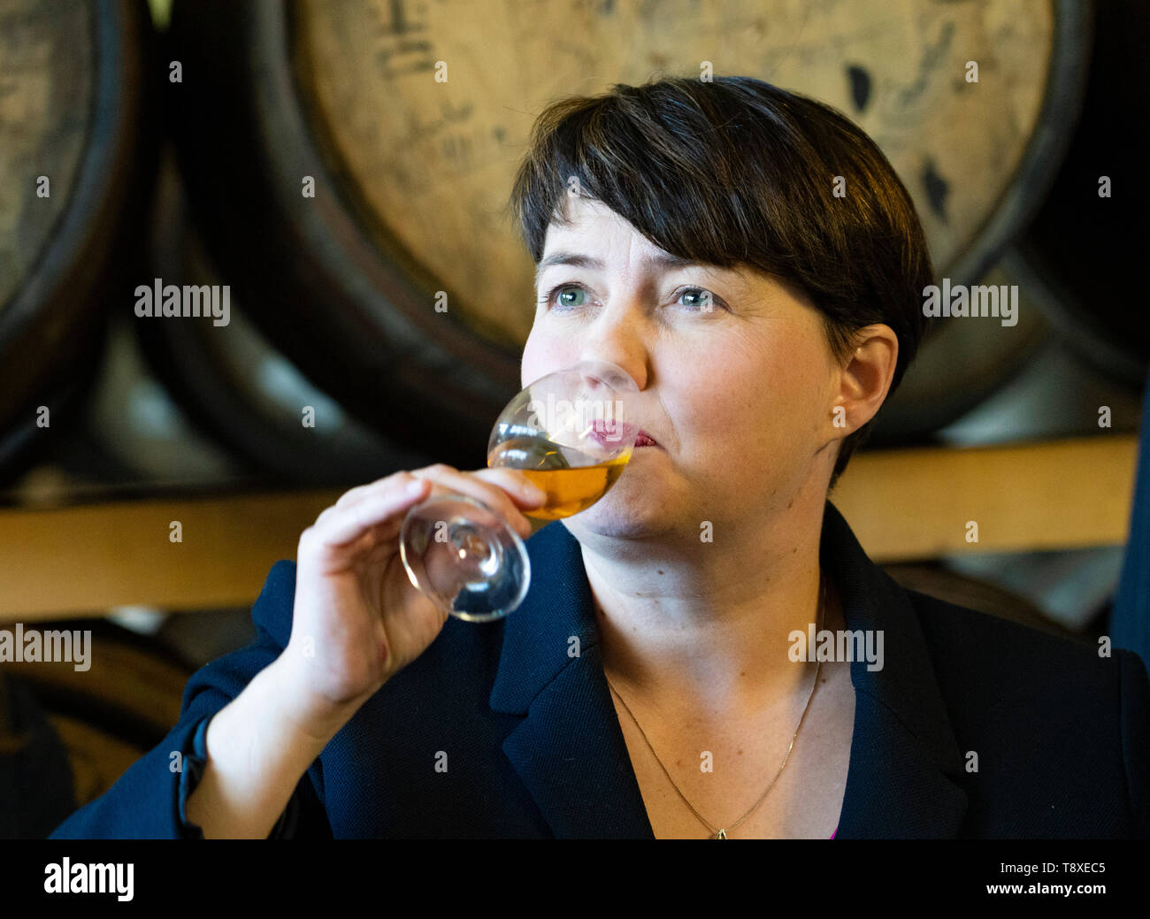 Doune, Ecosse, Royaume-Uni. 15 mai 2019. Le chef conservateur écossais Ruth Davidson visites distillerie Deanston MSP Doune dans sur une élection européenne visite. Au cours de la visite, elle a goûté des drêches de whiskies. Banque D'Images