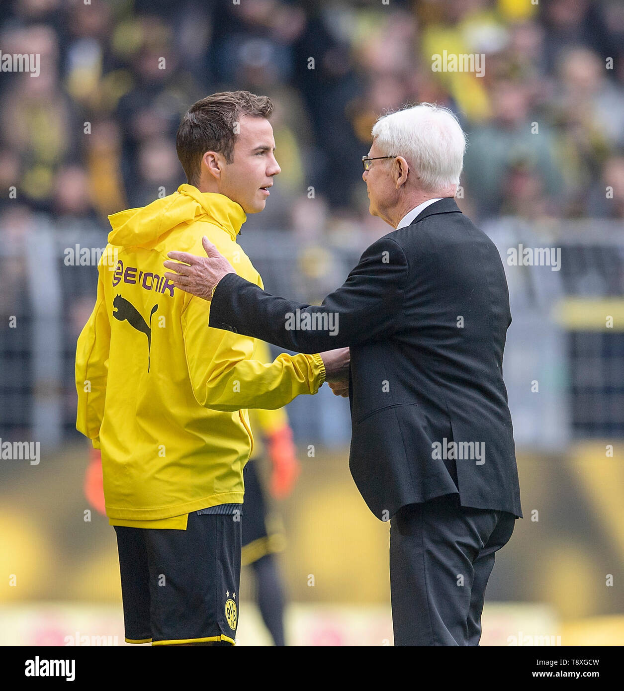 Dr. Reinhard RAUBALL r. Le Président de la Ligue (Président), ne donne Mario GOETZE (GV ? Tze, N) la main, Football 1.Bundesliga, 33.journée, Borussia Dortmund (NE) - Fortuna Düsseldorf (D) 3 : 2, le 11.05.2019 à Dortmund/Allemagne. # #  DFL règlement interdit toute utilisation des photographies comme des séquences d'images et/ou quasi-vidéo # #  € | dans le monde d'utilisation Banque D'Images