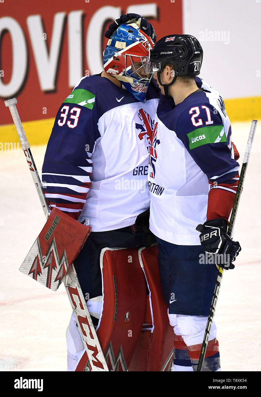 Kosice, Slovaquie. 15 mai, 2019. Hockey sur glace : WM, USA - Grande Bretagne, premier tour, groupe A, 4e journée dans l'arène de l'acier. La société britannique Mike Hammond (r) gardien Ben Bowns confort après le match. Credit : Monika Skolimowska/dpa-Zentralbild/dpa/Alamy Live News Banque D'Images