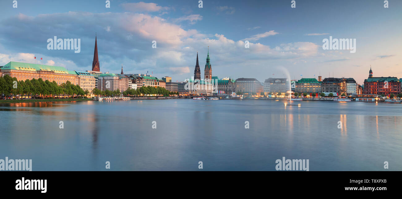 Hambourg, Allemagne. Paysage urbain panoramique image de toits de Hambourg pendant le coucher du soleil. Banque D'Images